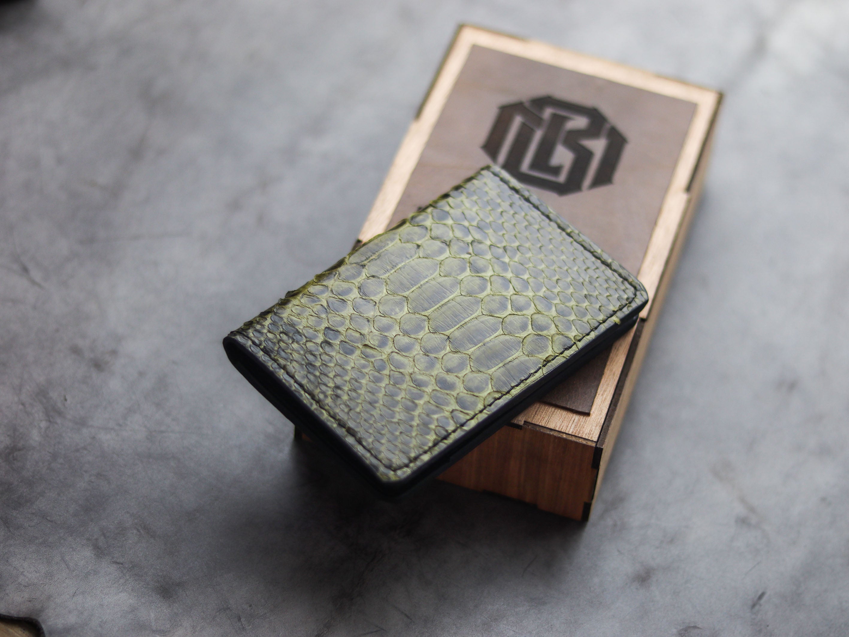 \ARTEMUS - BIFOLD WALLET JUNIPER GREEN PYTHON SKIN